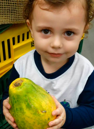 Maternal faz compras no Hortifruti do Giassi Içara