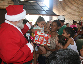 Central apadrinha crianças da Família Feliz