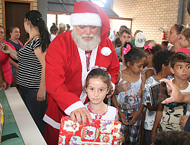 Central apadrinha crianças da Família Feliz