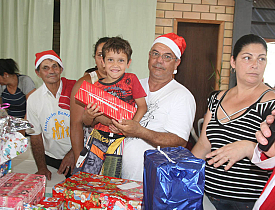 Central apadrinha crianças da Família Feliz