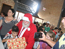 Central apadrinha crianças da Família Feliz