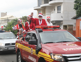 Central apadrinha crianças da Família Feliz