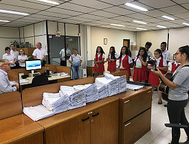 Coral do Bairro da Juventude faz apresentação na Central