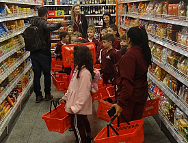 Crianças aprendem processo de compra no Giassi Sombrio