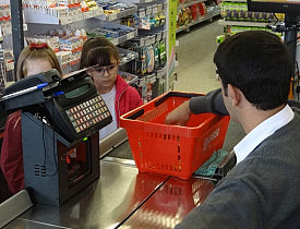 Crianças aprendem processo de compra no Giassi Sombrio