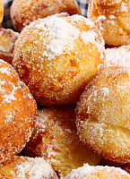 Bolinho de chuva com banana e canela