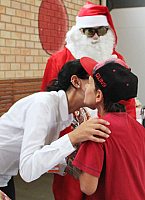 Padrinhos e Madrinhas de Natal Giassi presenteiam crianças 