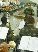 Apresentação lembra Dia do Exército no Giassi Santa Bárbara