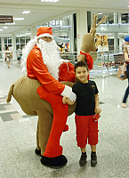 Papai Noel diverte crianças no Santa Bárbara