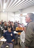 Colaboradores participam de treinamentos em maio